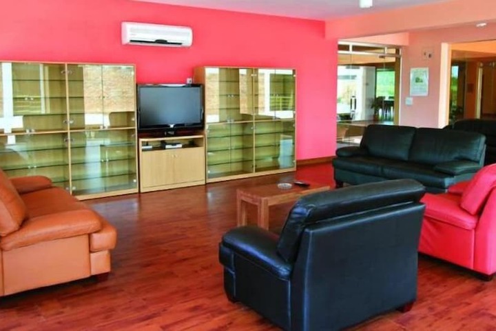 Lounge 13 of 14