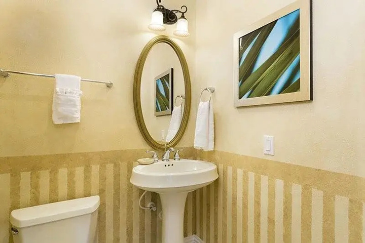 Room 8 of 16