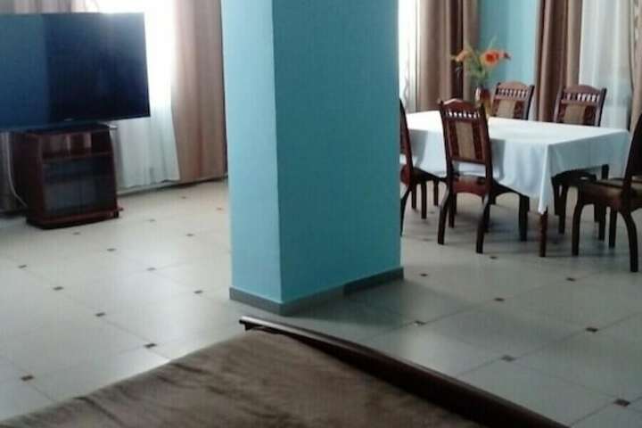 Room 7 of 12