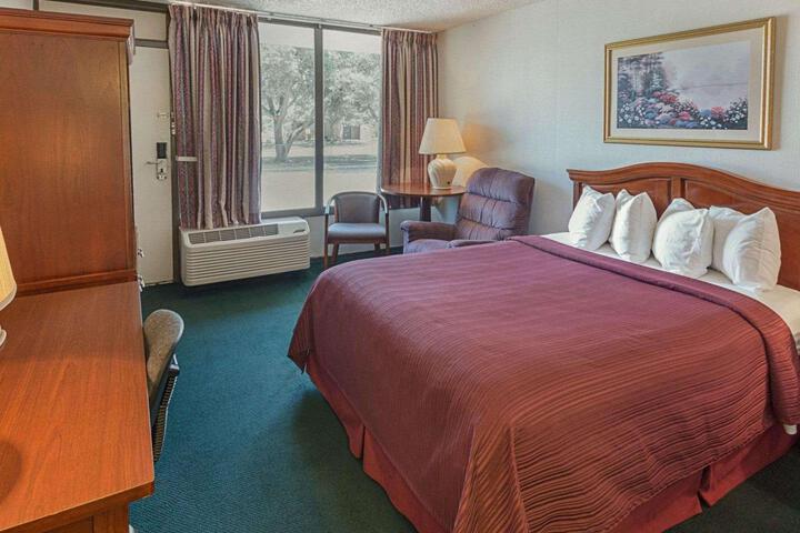 1 Queen Bed (2 of 10)