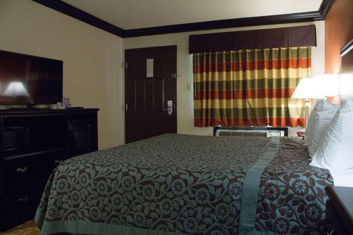 1 King Bed (5 of 9)
