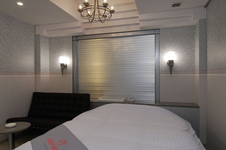 Room 5 of 12
