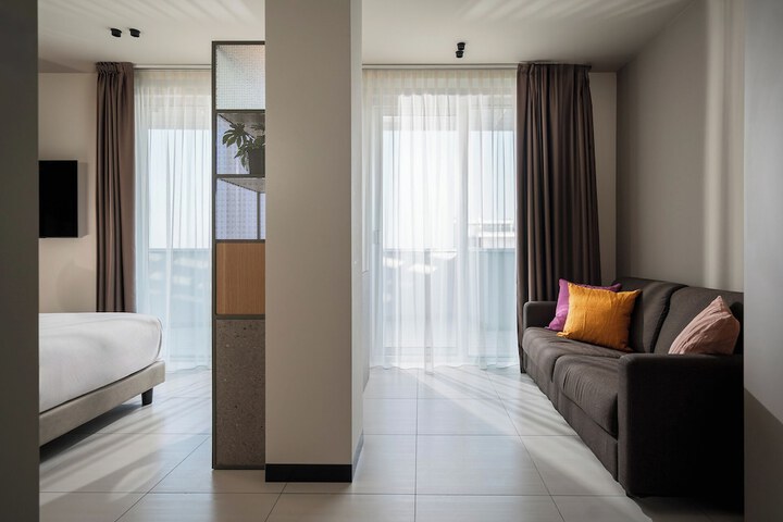 Room 25 of 48