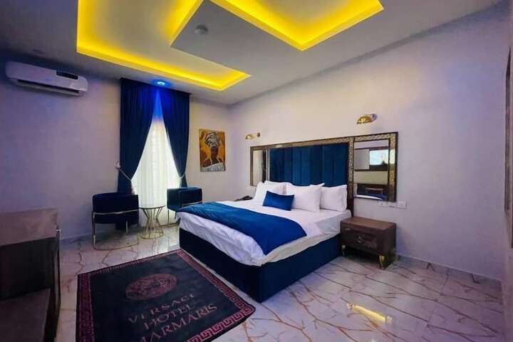 Room 4 of 12