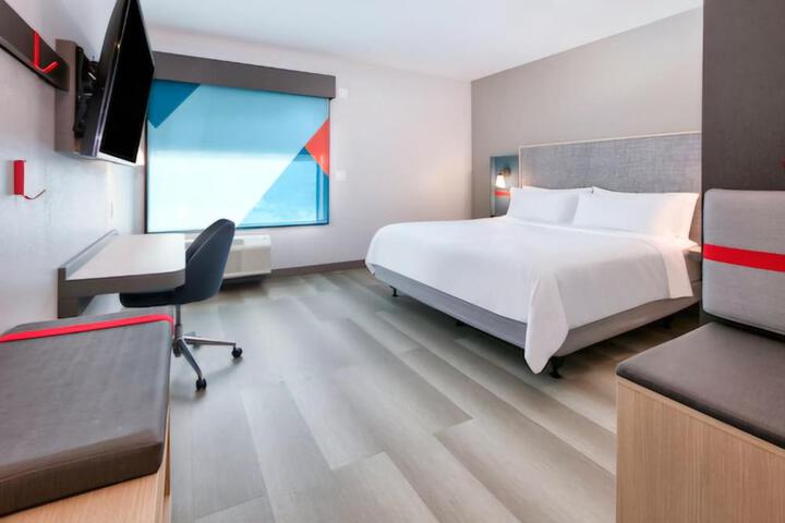 1 Queen Bed (5 of 7)