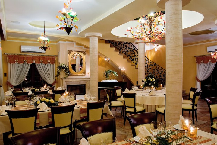 Dining 84 of 99