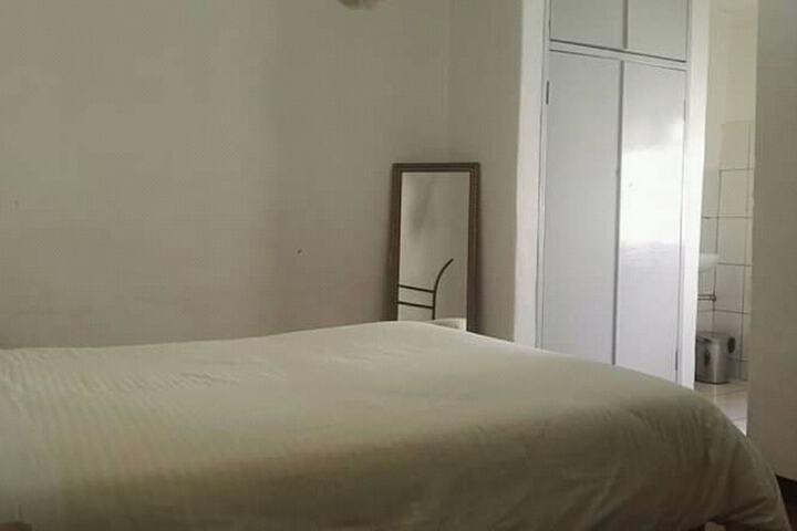 Room 4 of 7