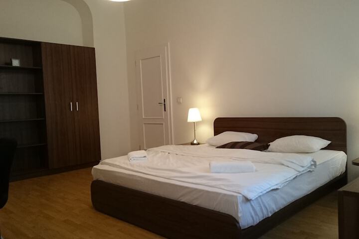 Room 6 of 60