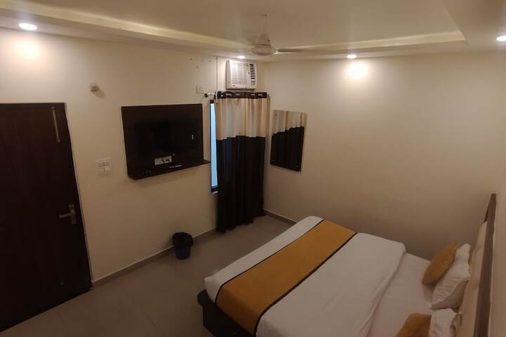 Room 13 of 28