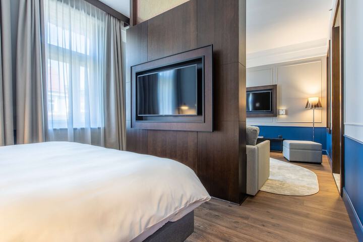 Room 34 of 106
