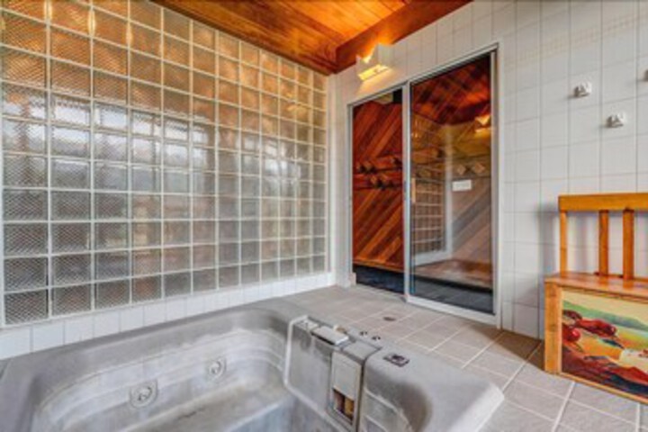 Hot Tub 17 of 59