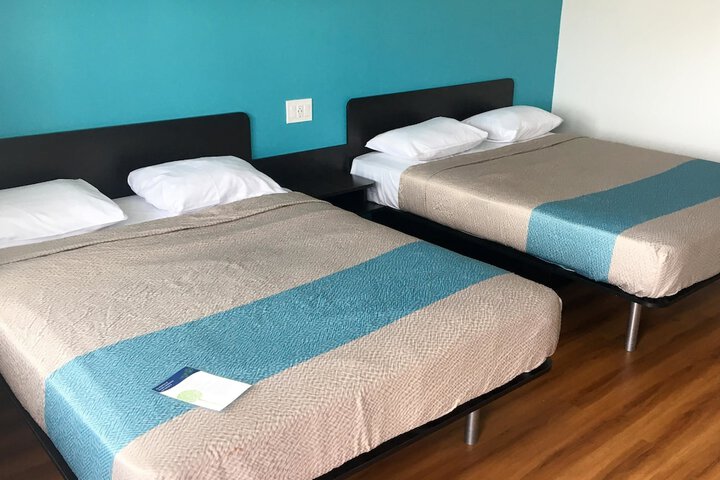 2 Queen Beds Micfridge (2 of 9)