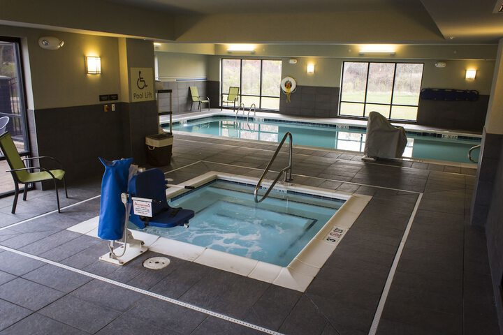 Indoor spa tub