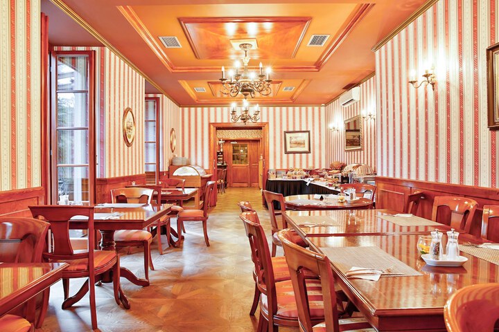 Dining 82 of 146
