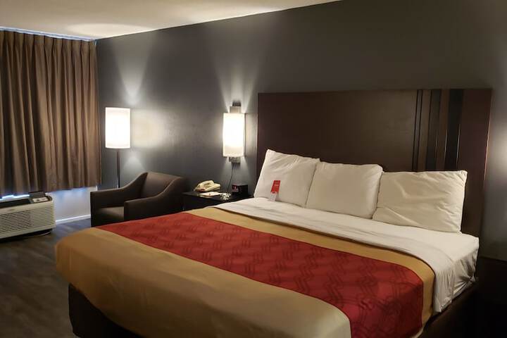 1 King Bed (1 of 15)
