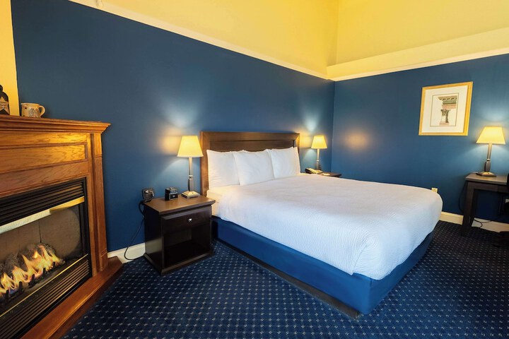 1 King Bed (39 of 39)