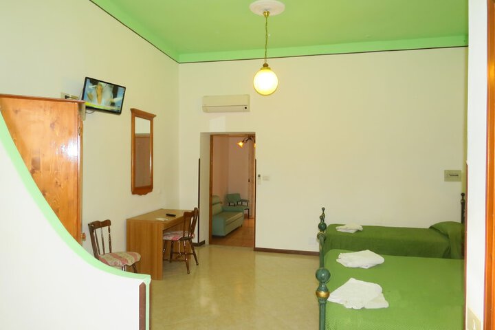 Room 44 of 107