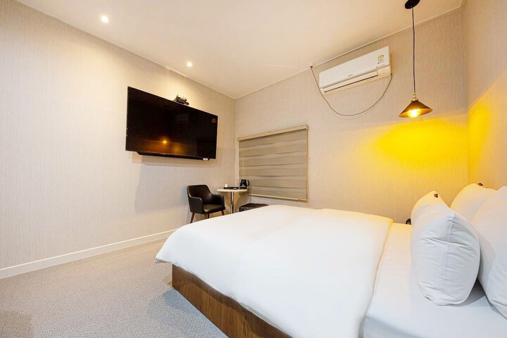 Room 18 of 28