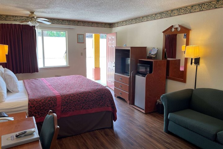 1 King Bed (5 of 8)