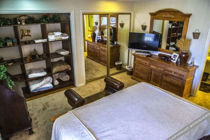 Room 2 of 10