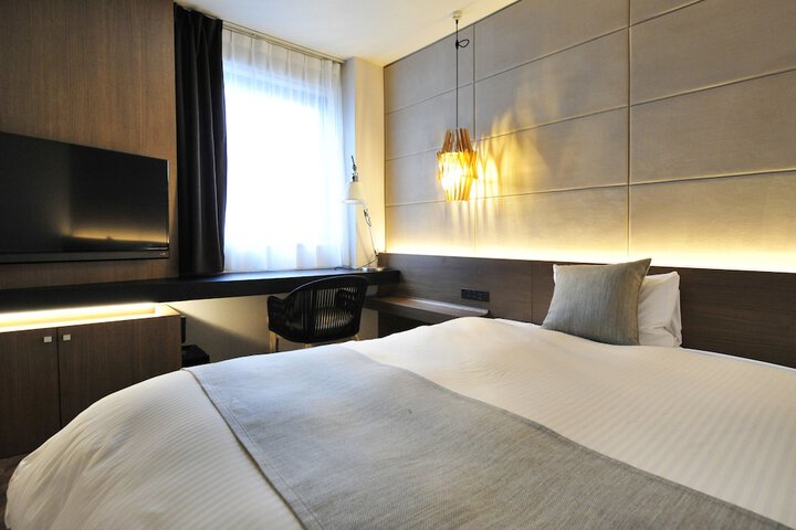 Room 4 of 83