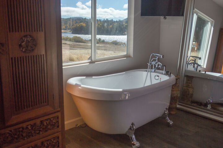 Deep soaking bathtub