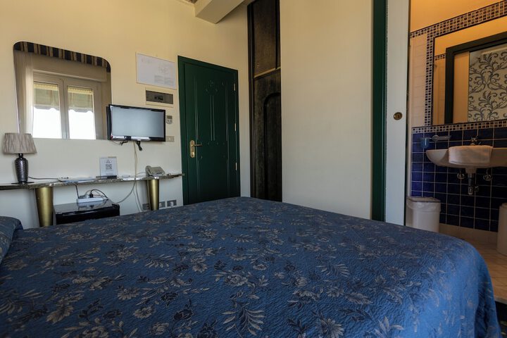 Room 13 of 42