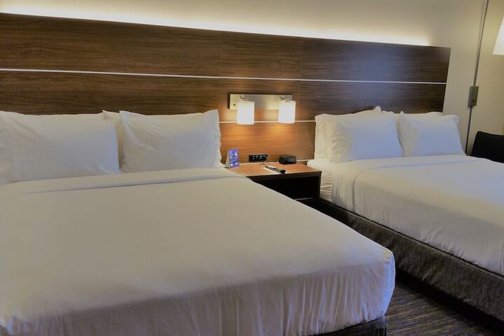 1 Queen Bed (1 of 10)