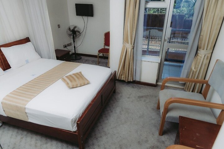 Room 3 of 7