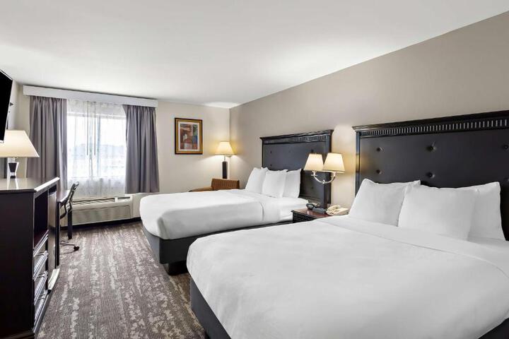 2 Queen Beds Pet Friendly Room, Microwave and Refrigerator WiFi Full Breakfast