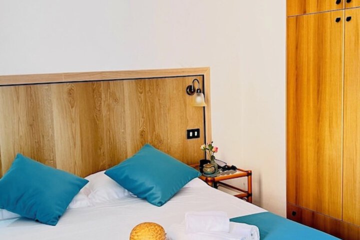 Room 28 of 102