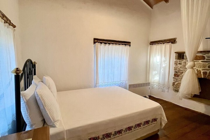 Room 4 of 33