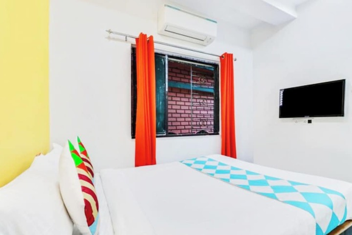 Room 6 of 12