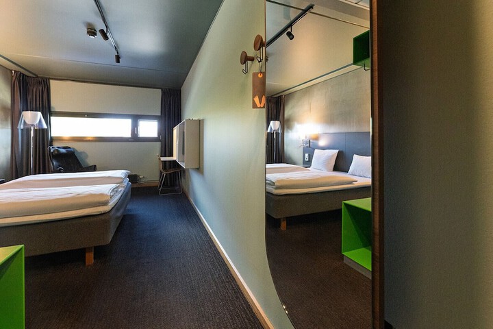 Room 6 of 40