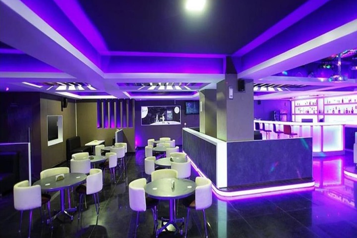 Lounge 9 of 14