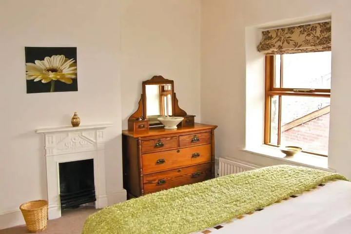 Room 6 of 10