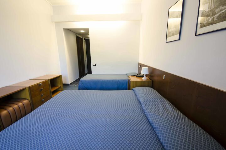 Room 13 of 36