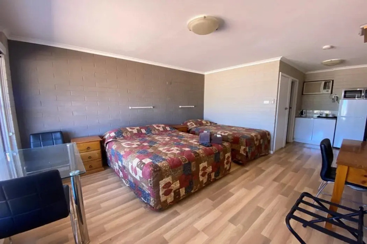 Room 4 of 9