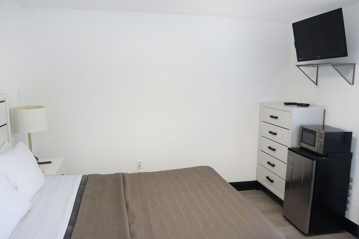 1 Queen Bed (6 of 6)