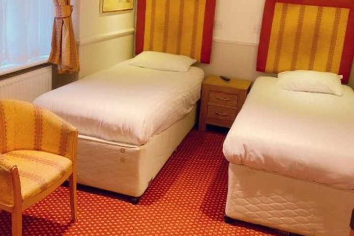 Room 13 of 32
