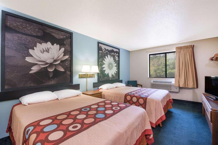 1 Queen Bed Accessible Room (16 of 25)