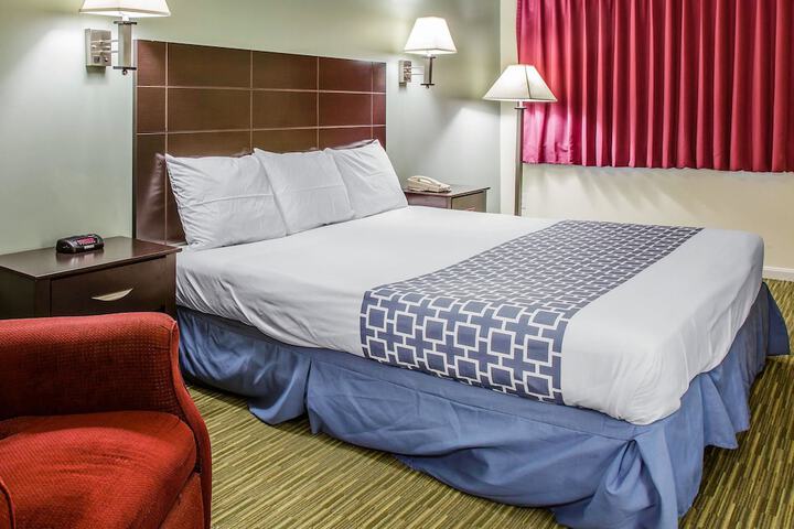 1 King Bed (7 of 9)