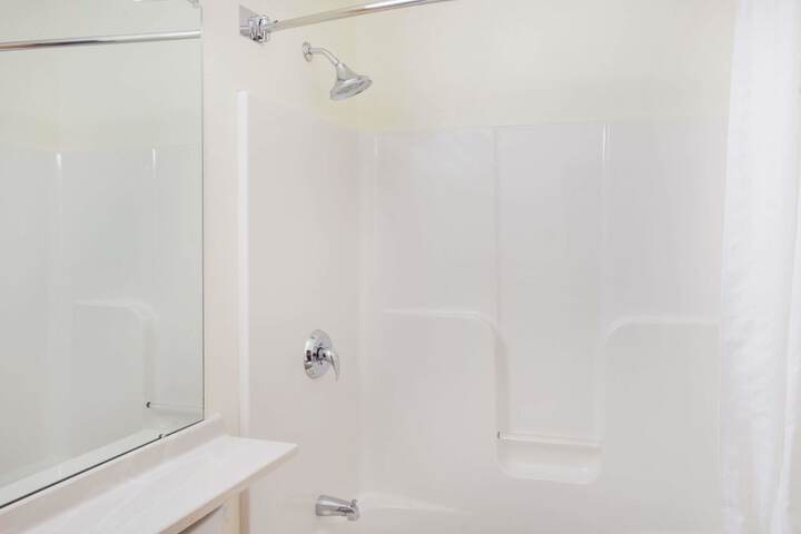 2 Queen Bed Mobility Hearing Accessible Room Roll in Shower (25 of 44)