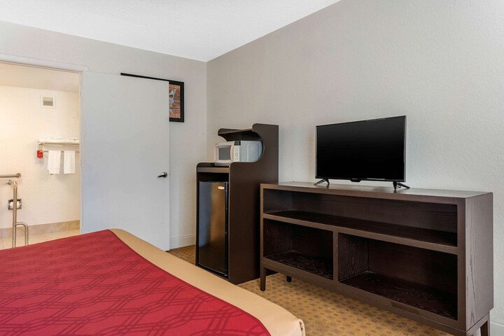 1 King Bed (1 of 14)
