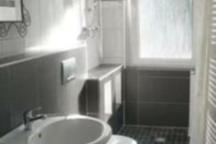 Room 4 of 34