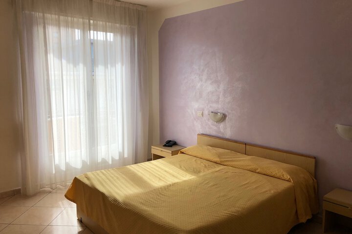 Room 9 of 63