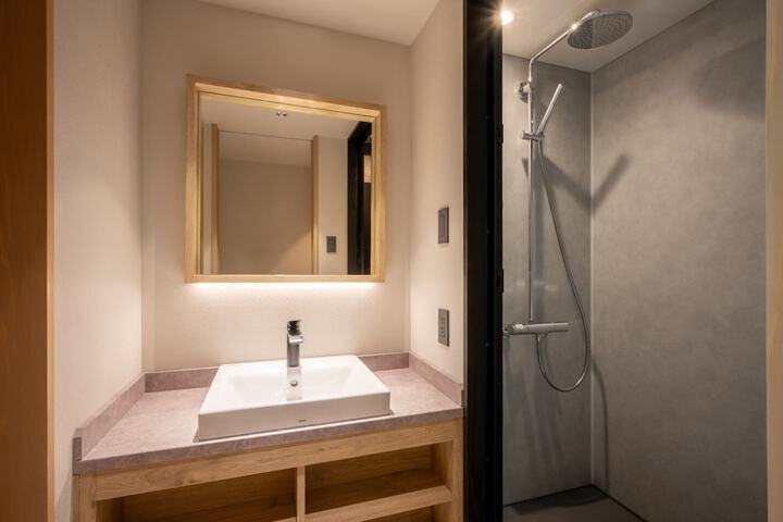 Room 35 of 200
