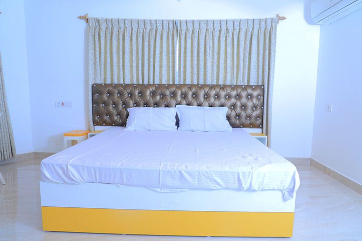 Room 6 of 19