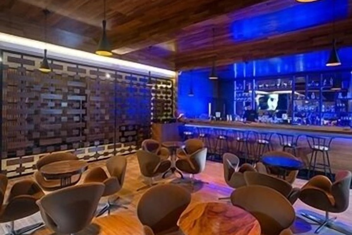 Lounge 37 of 46