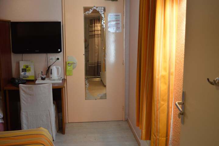 Room 3 of 38